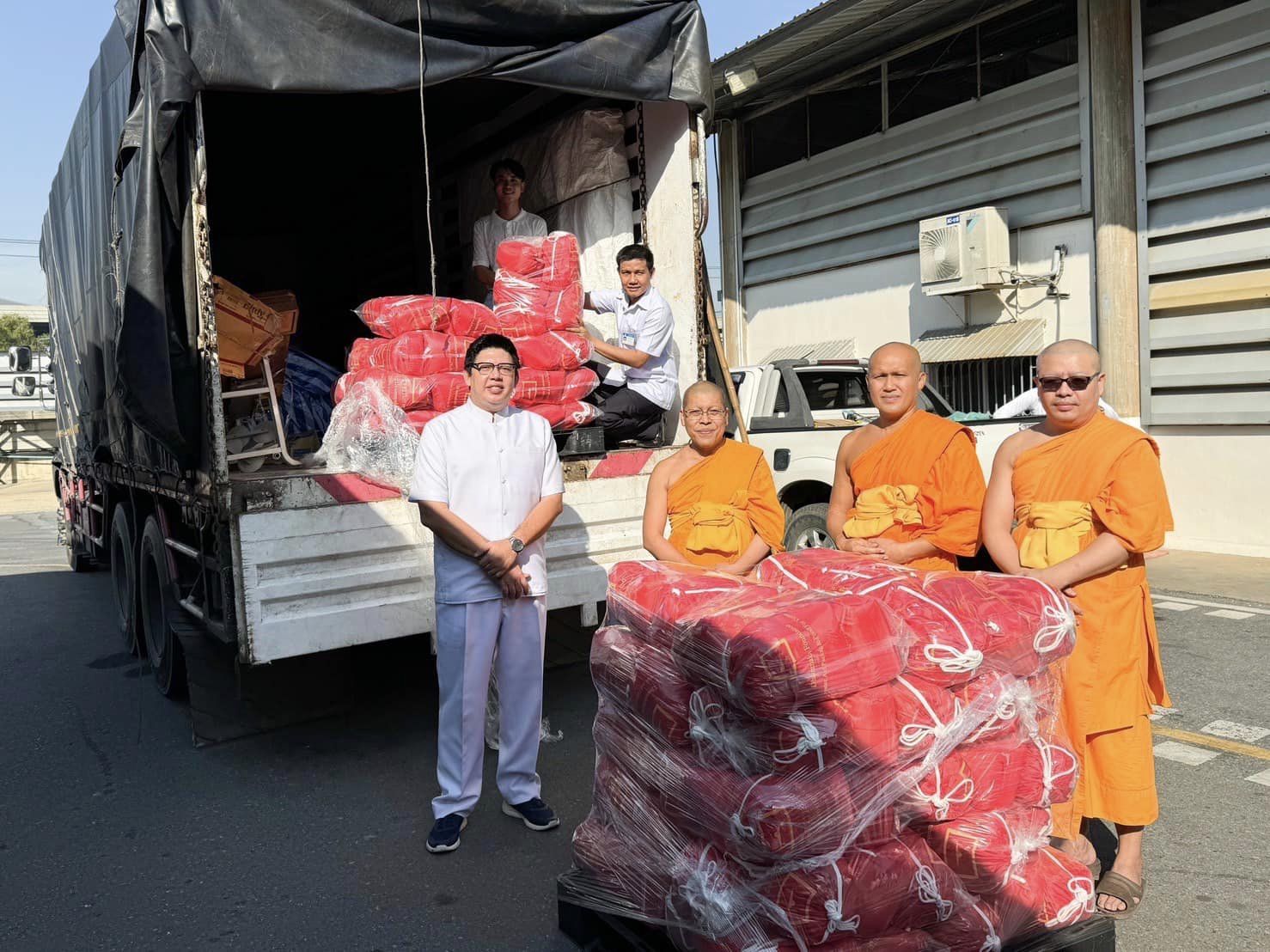 ส่งมอบถุงยังชีพ 1,000 ชุด ช่วยผู้ประสบอุทกภัยภาคใต้