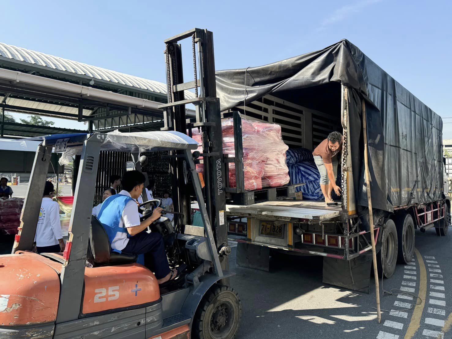 ส่งมอบถุงยังชีพ 1,000 ชุด ช่วยผู้ประสบอุทกภัยภาคใต้