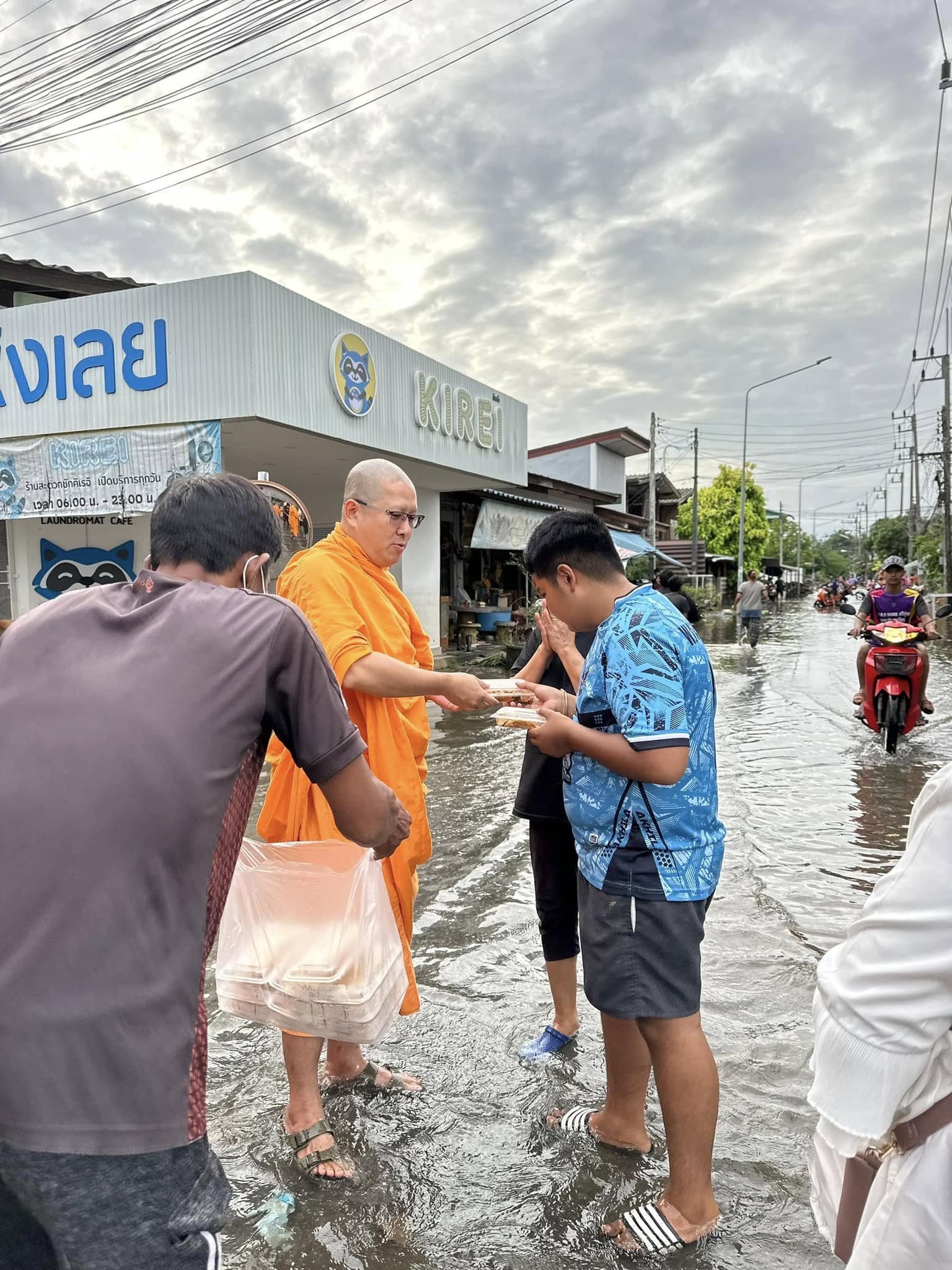 พระอาจารย์ศูนย์ปฏิบัติธรรมและอบรมเยาวชนเมืองยะลา มอบข้าวกล่องช่วยชาวบ้าน จ.ยะลา ที่ประสบภัยน้ำท่วม