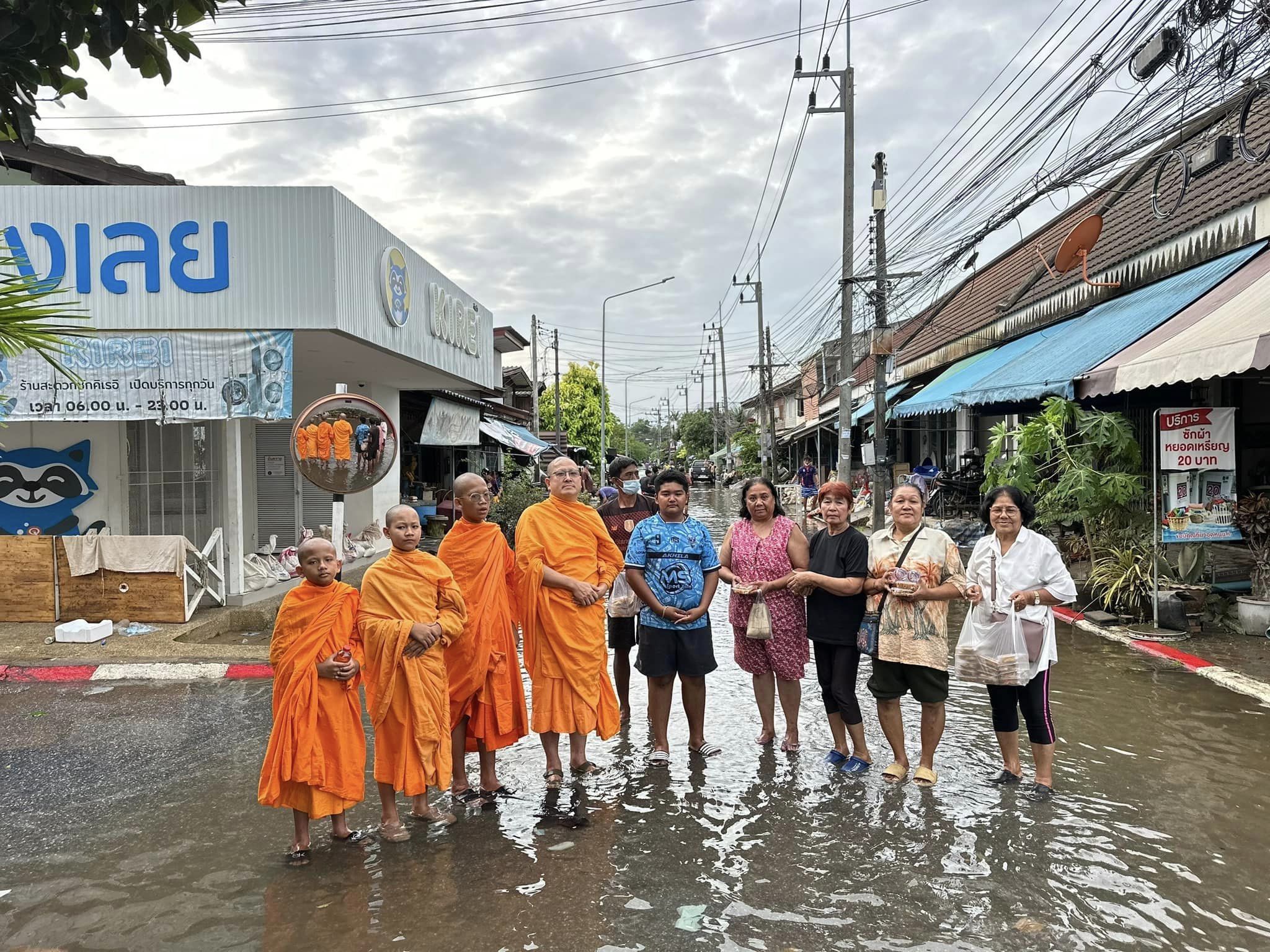 พระอาจารย์ศูนย์ปฏิบัติธรรมและอบรมเยาวชนเมืองยะลา มอบข้าวกล่องช่วยชาวบ้าน จ.ยะลา ที่ประสบภัยน้ำท่วม