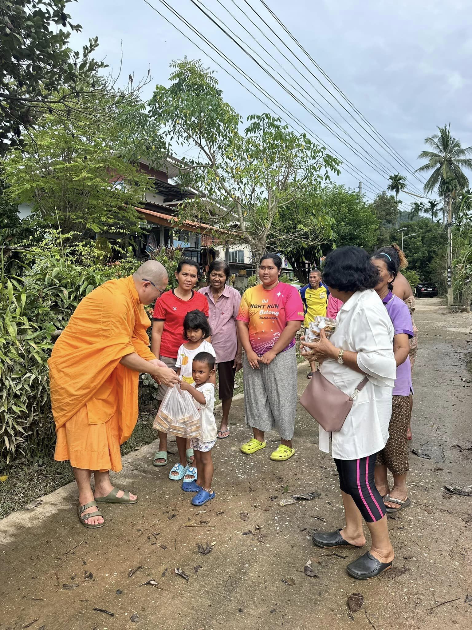 พระอาจารย์ศูนย์ปฏิบัติธรรมและอบรมเยาวชนเมืองยะลา มอบข้าวกล่องช่วยชาวบ้าน จ.ยะลา ที่ประสบภัยน้ำท่วม