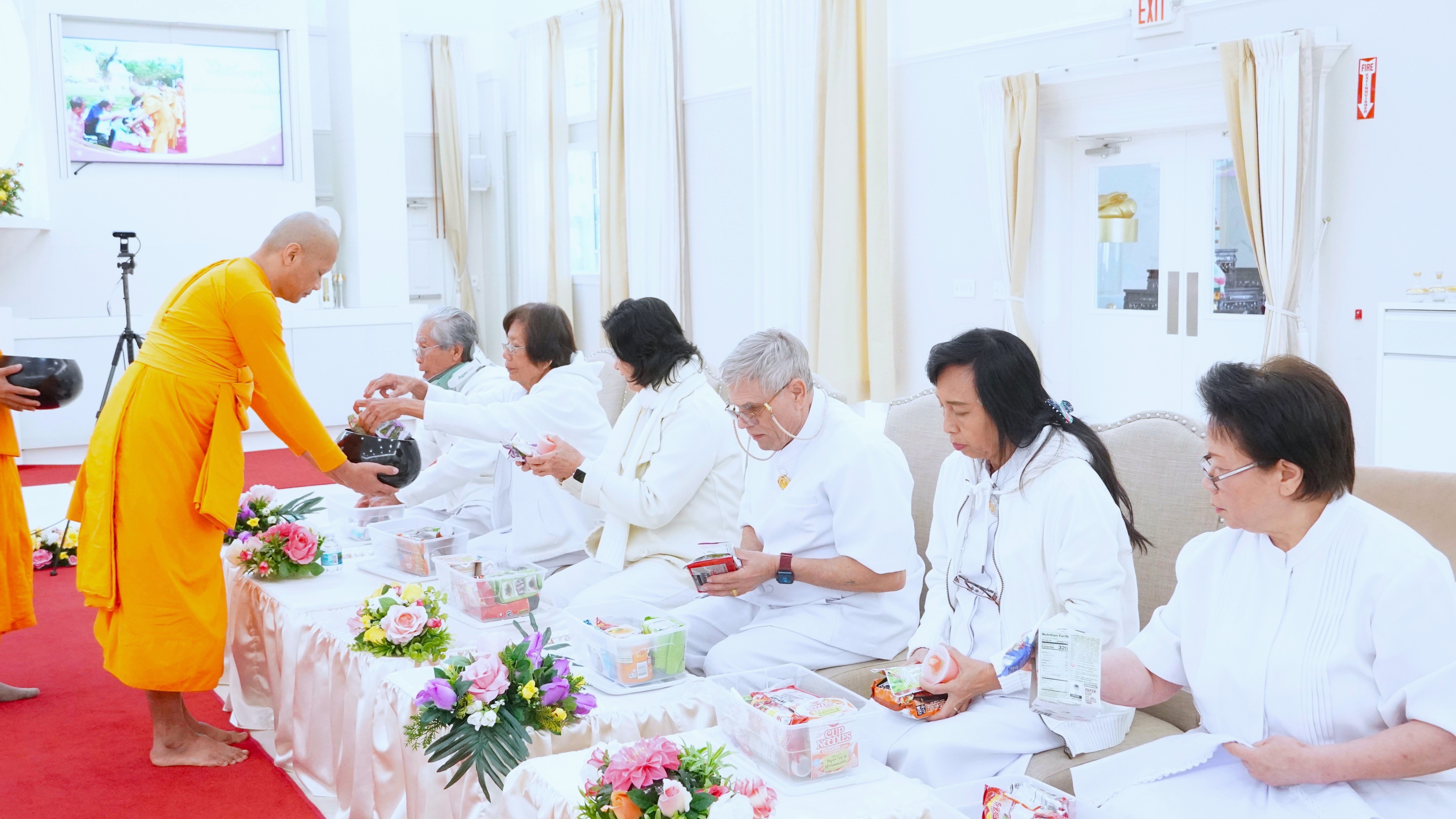 วัดพระธรรมกายฟลอริดา จัดพิธีทอดผ้าป่าบำรุงวัด