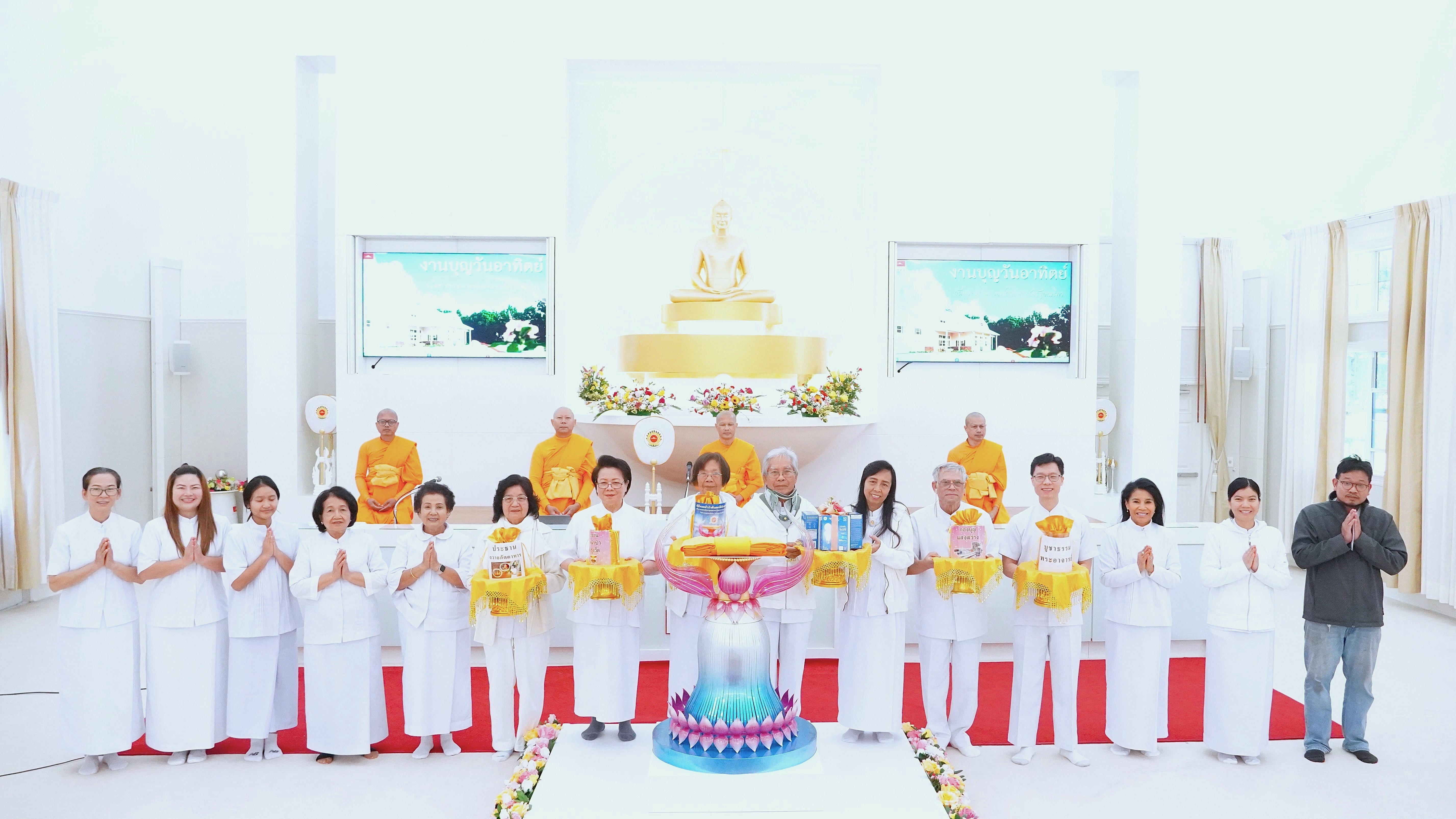 วัดพระธรรมกายฟลอริดา จัดพิธีทอดผ้าป่าบำรุงวัด