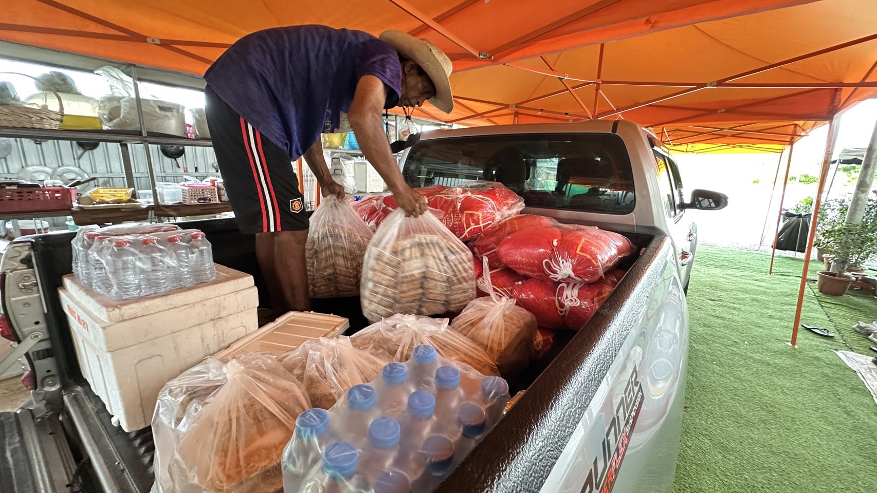 มูลนิธิธรรมกาย มอบถุงยังชีพช่วยเหลือผู้ประสบภัยน้ำท่วม จ.ยะลา