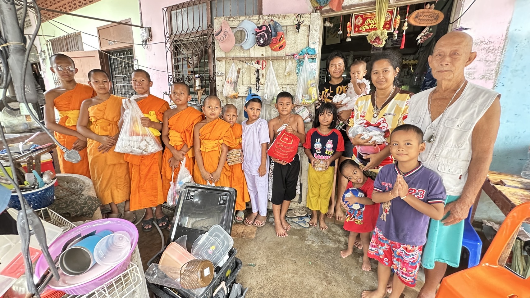 มูลนิธิธรรมกาย มอบถุงยังชีพช่วยเหลือผู้ประสบภัยน้ำท่วม จ.ยะลา