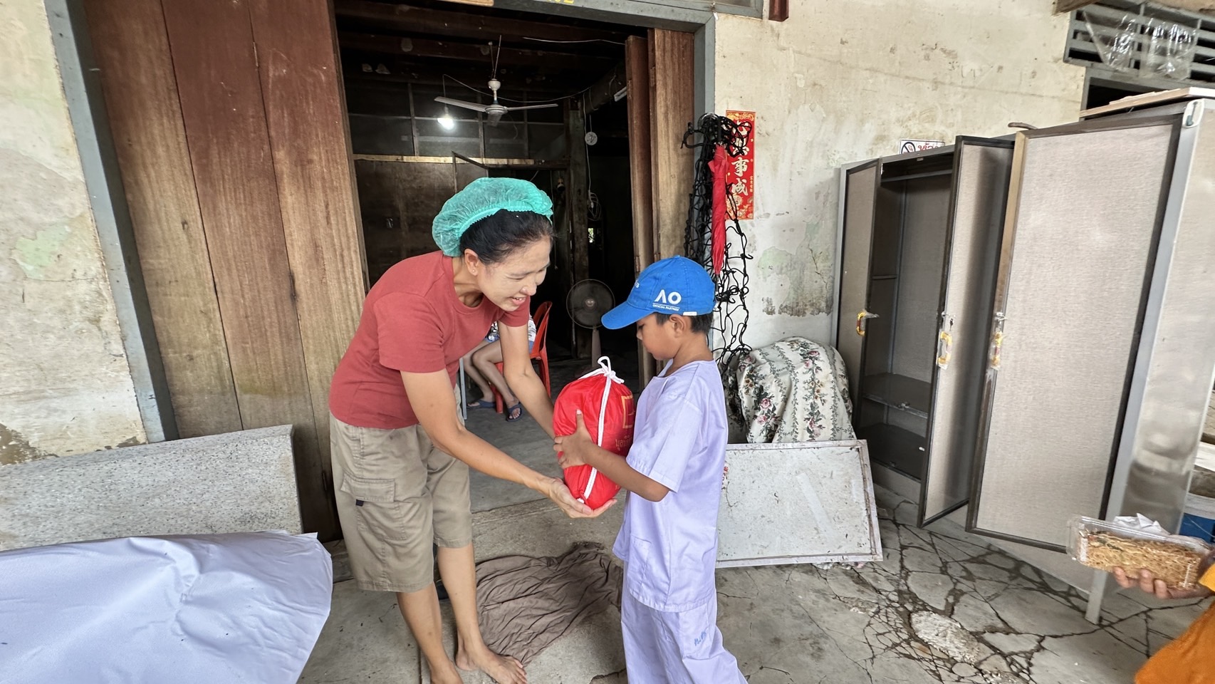 มูลนิธิธรรมกาย มอบถุงยังชีพช่วยเหลือผู้ประสบภัยน้ำท่วม จ.ยะลา