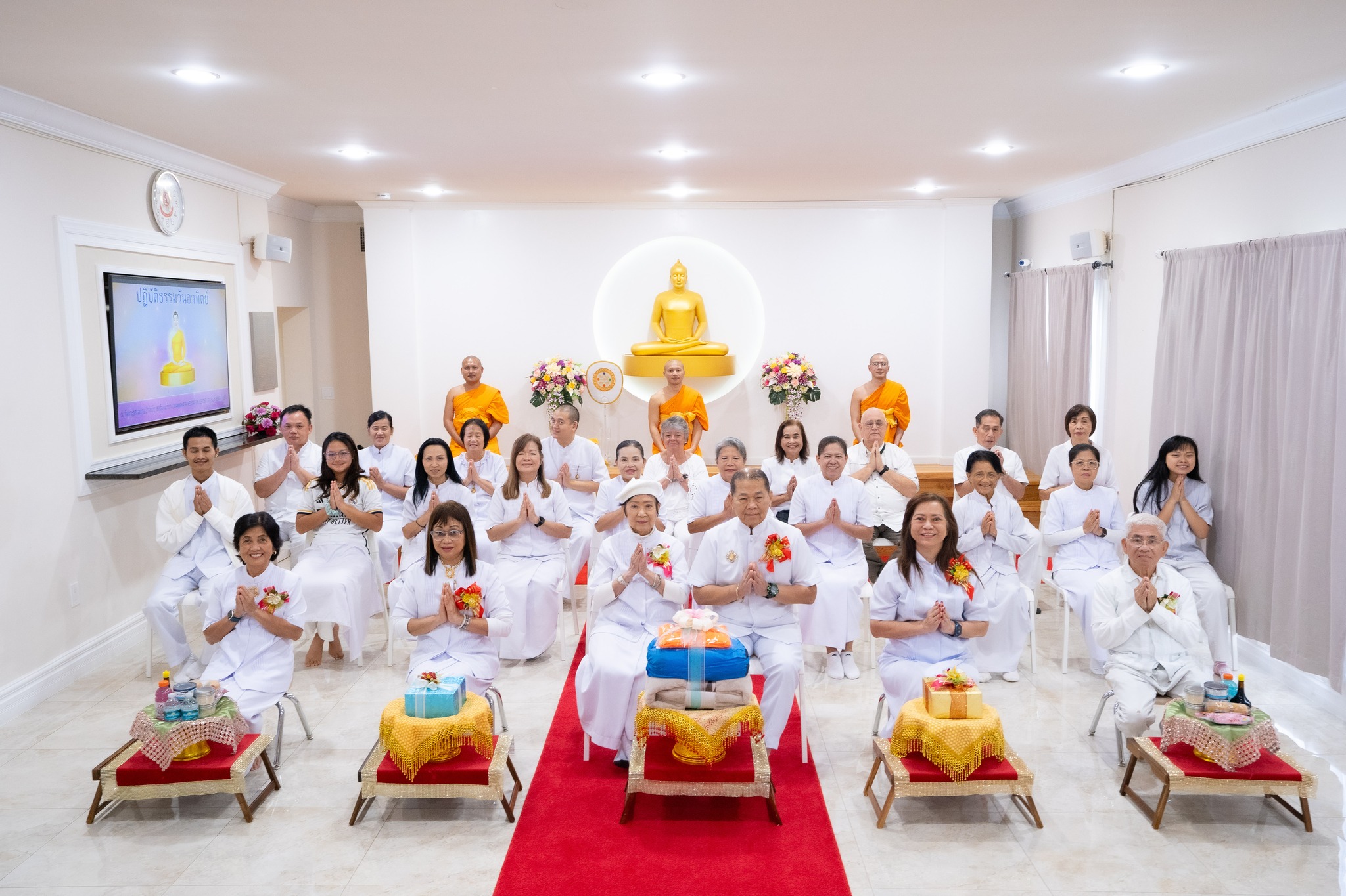 วัดพระธรรมกายปาล์มบีช จัดพิธีถวายอุปกรณ์เครื่องกันหนาว