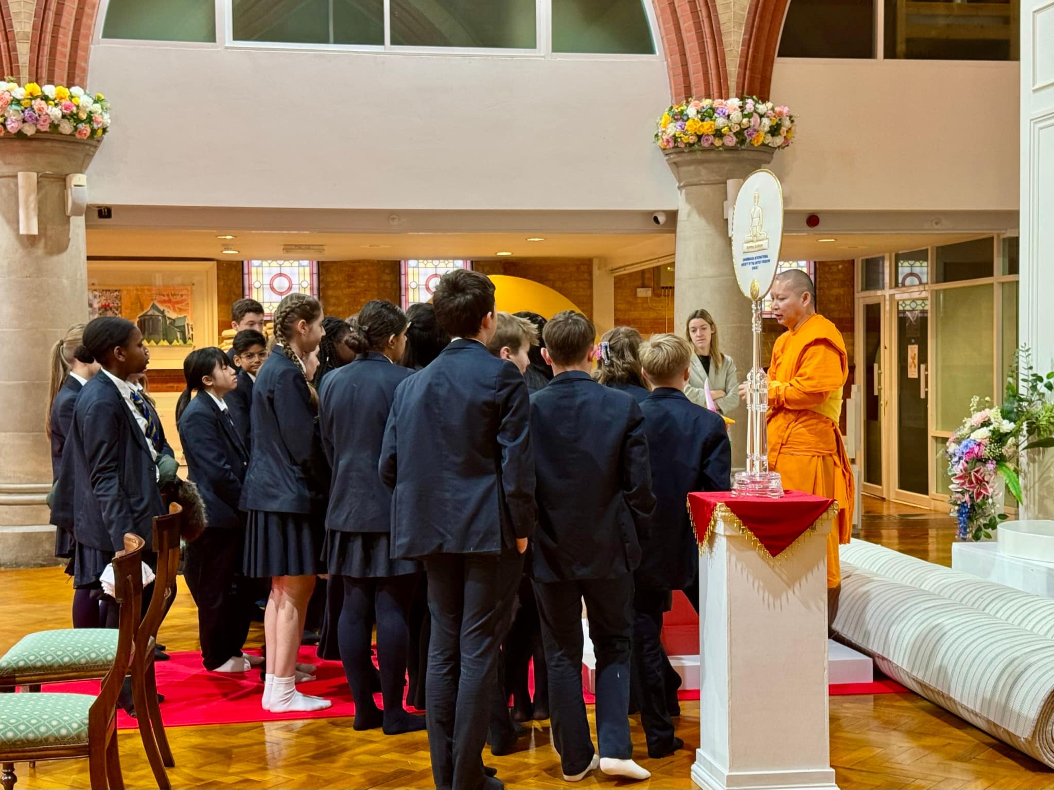 โรงเรียน Ranelagh มาเยี่ยมชมวัดพระธรรมกายลอนดอน