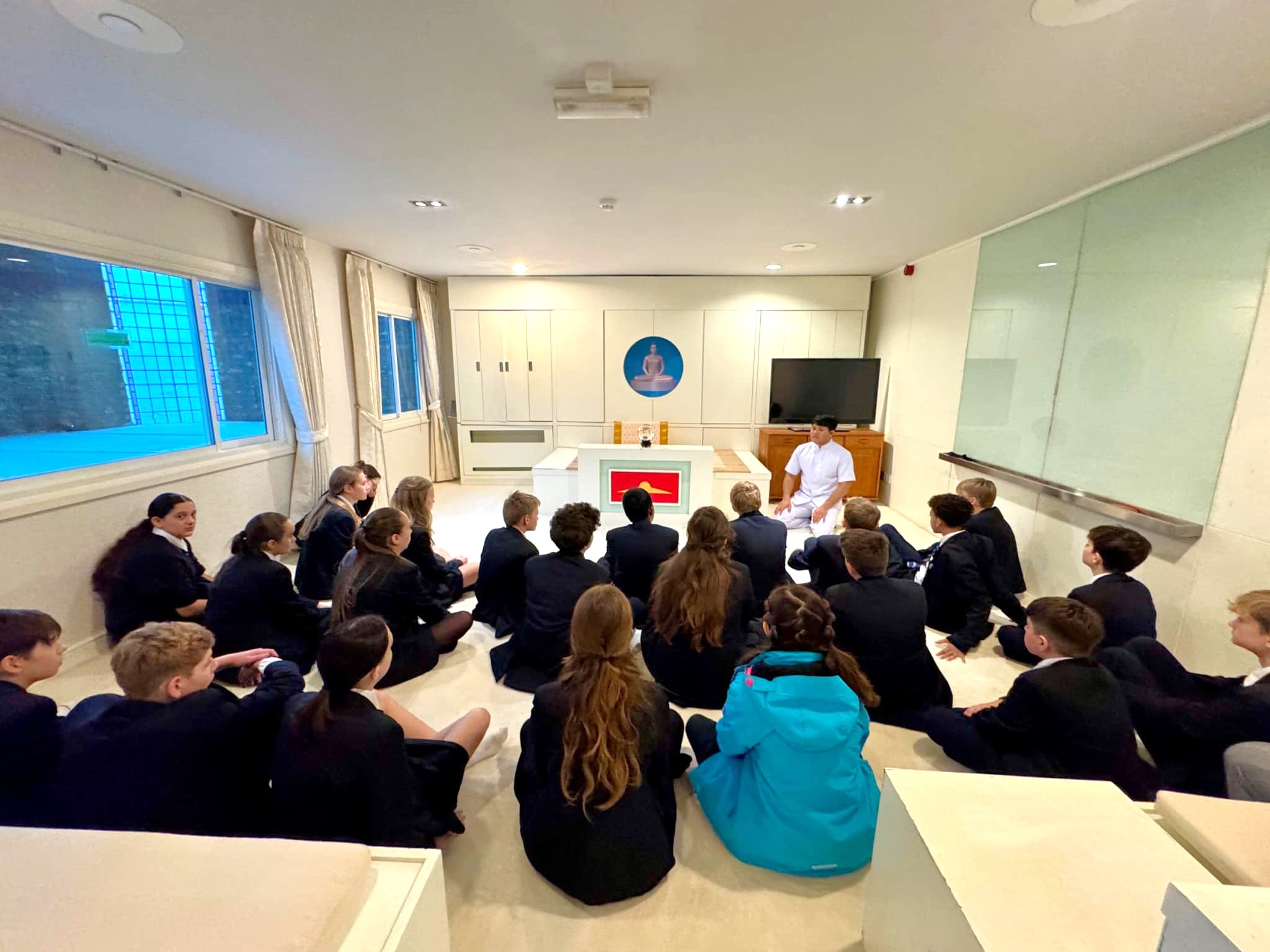 โรงเรียน Ranelagh มาเยี่ยมชมวัดพระธรรมกายลอนดอน