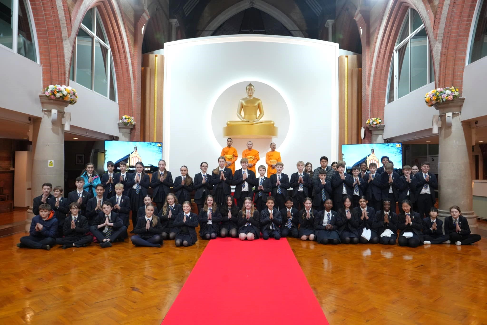 โรงเรียน Ranelagh มาเยี่ยมชมวัดพระธรรมกายลอนดอน