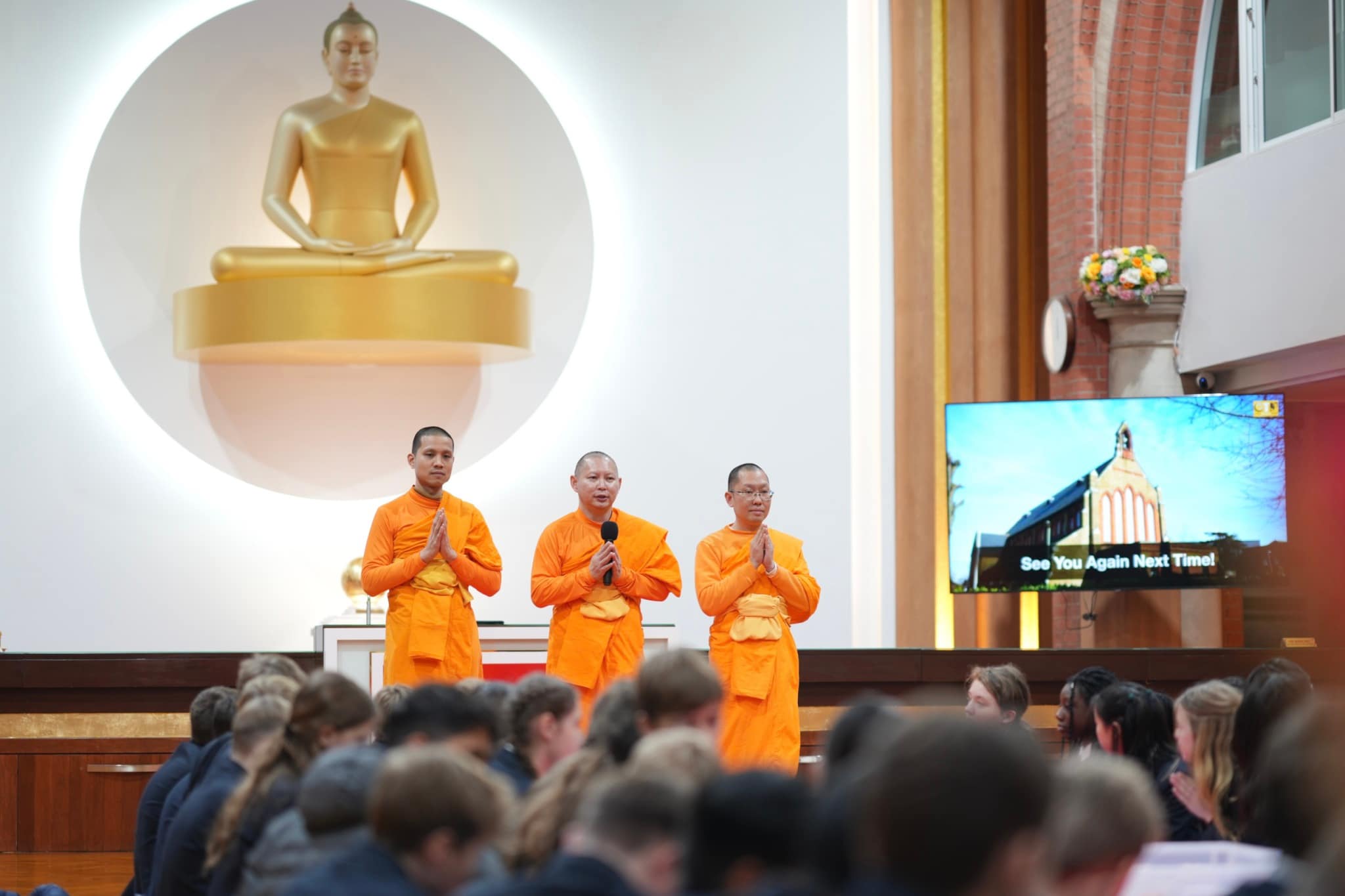 โรงเรียน Ranelagh มาเยี่ยมชมวัดพระธรรมกายลอนดอน