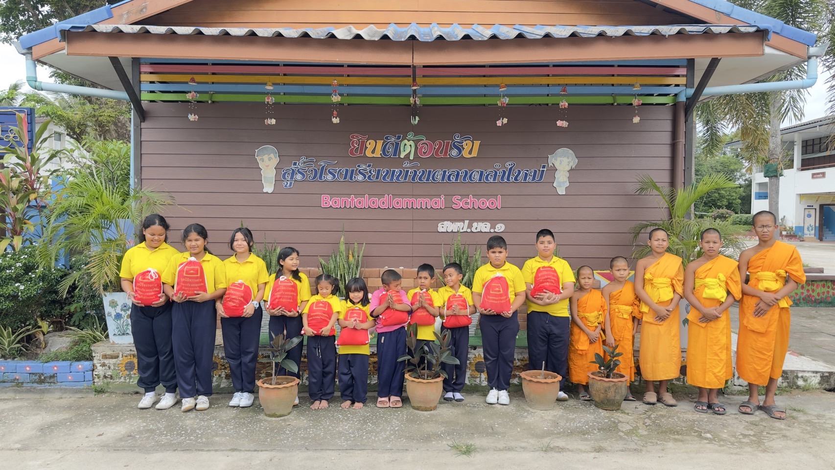 มอบถุงยังชีพแก่โรงเรียนในจังหวัดยะลา ที่ประสบภัยน้ำท่วม