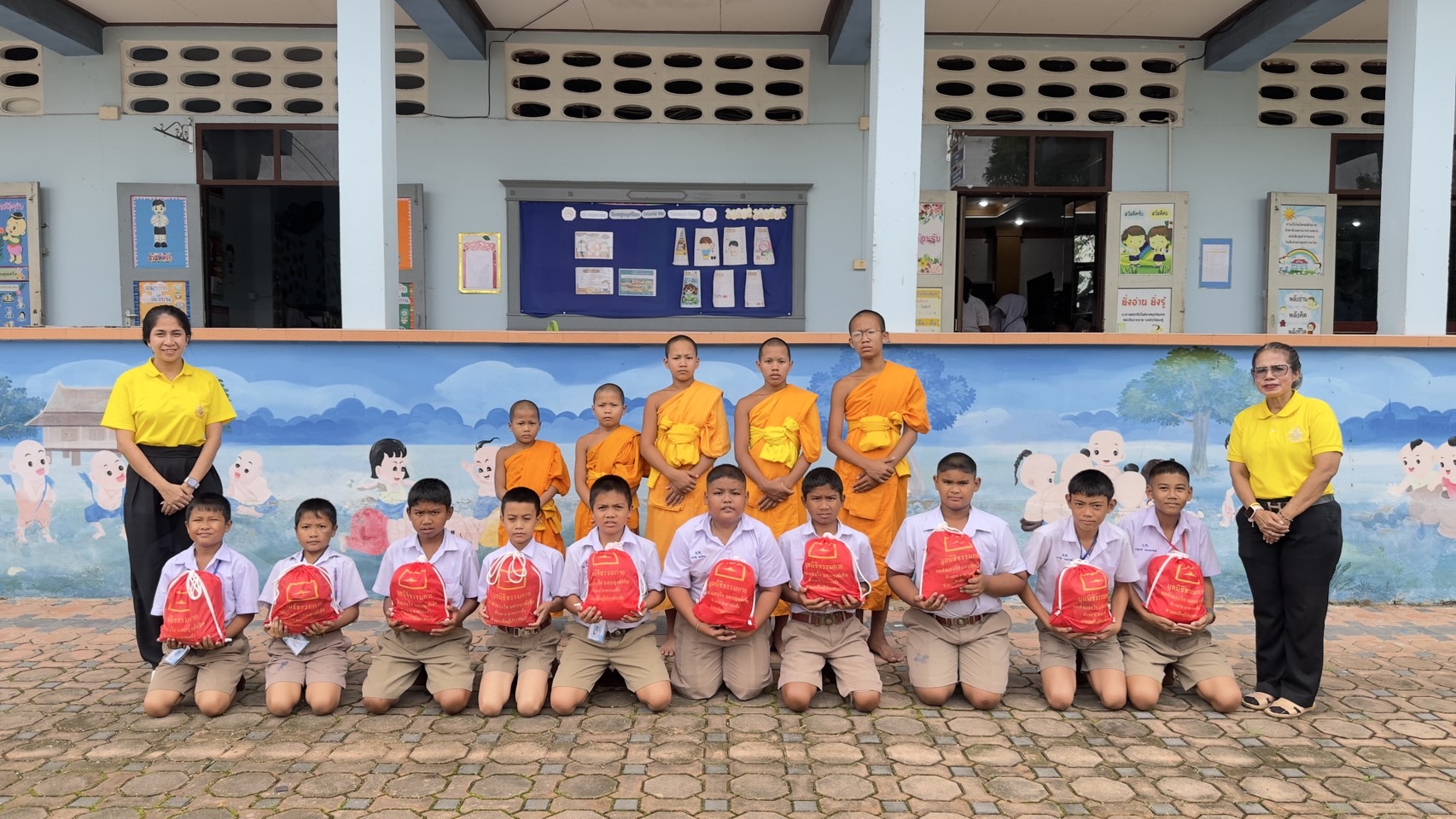 มอบถุงยังชีพแก่โรงเรียนในจังหวัดยะลา ที่ประสบภัยน้ำท่วม