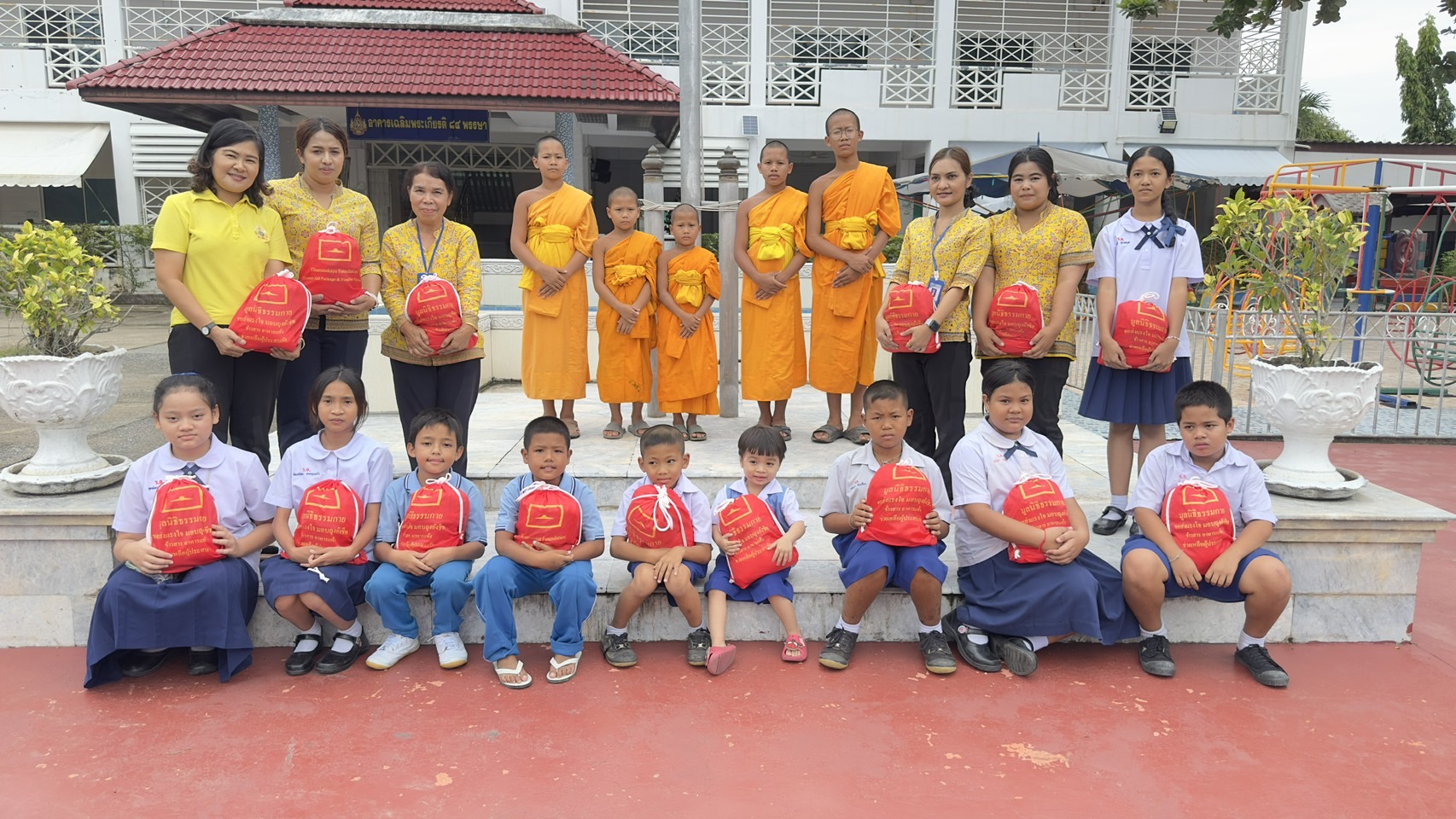 มอบถุงยังชีพแก่โรงเรียนในจังหวัดยะลา ที่ประสบภัยน้ำท่วม