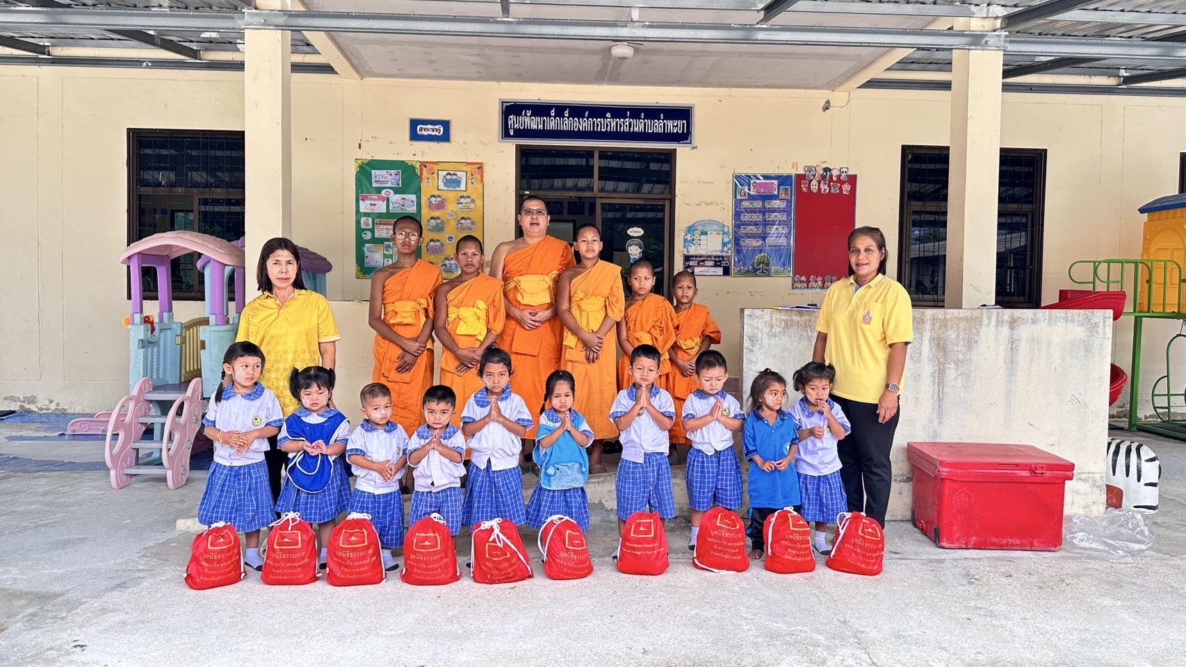 มอบถุงยังชีพแก่โรงเรียนในจังหวัดยะลา ที่ประสบภัยน้ำท่วม