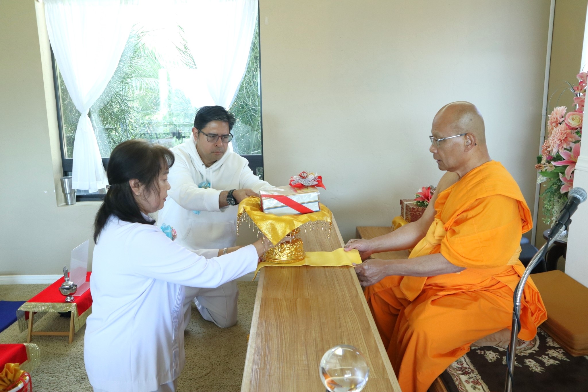 วัดภาวนาซานดิเอโก จัดพิธีถวายหนังสือธรรมะ