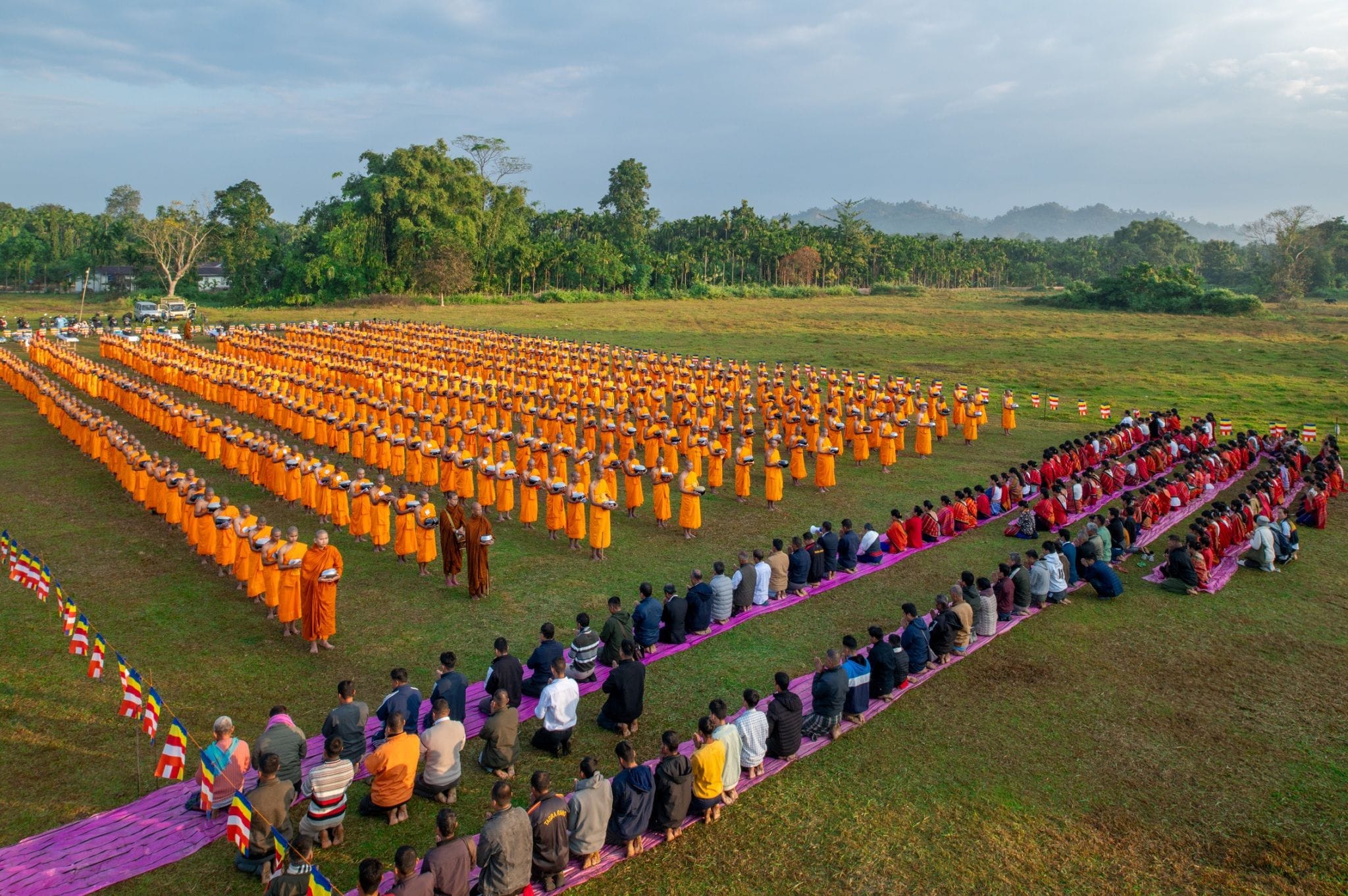 สามเณรในโครงการบรรพชาสามเณร 500 รูป ประเทศอินเดีย ออกบิณฑบาตโปรดญาติโยม