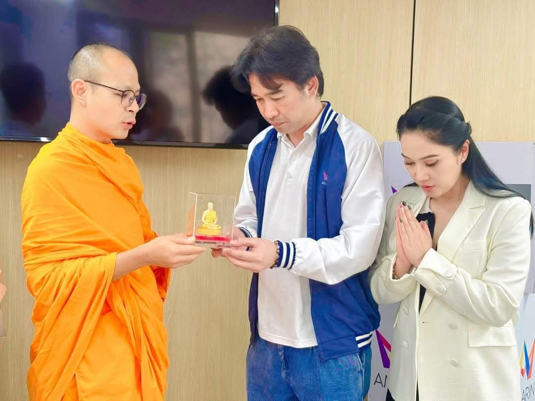 ผู้แทนวัดพระธรรมกาย อำนวยพรปีใหม่สำนักข่าว