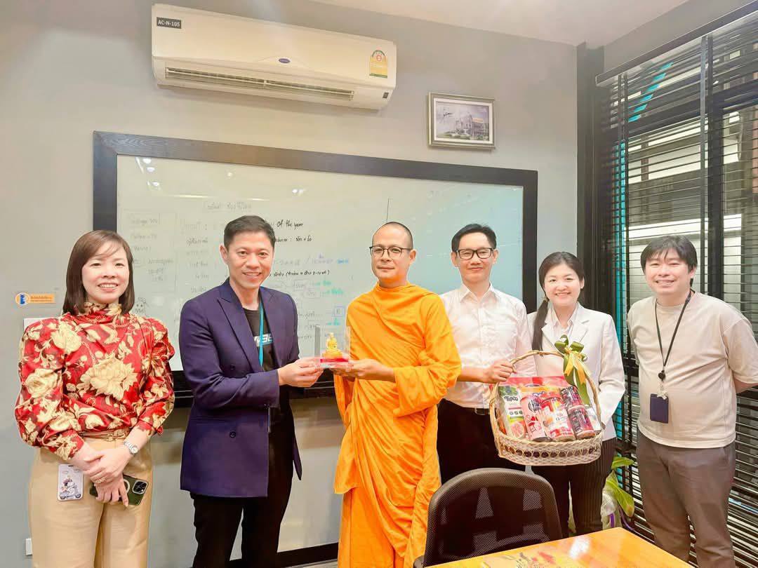 ผู้แทนวัดพระธรรมกาย อำนวยพรปีใหม่สำนักข่าว