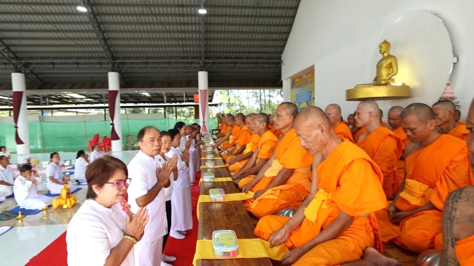 ธุดงคสถานอำนาจเจริญ จัดพิธีตักบาตรพระใหม่ รุ่นบูชาธรรมมหาปูชนียาจารย์