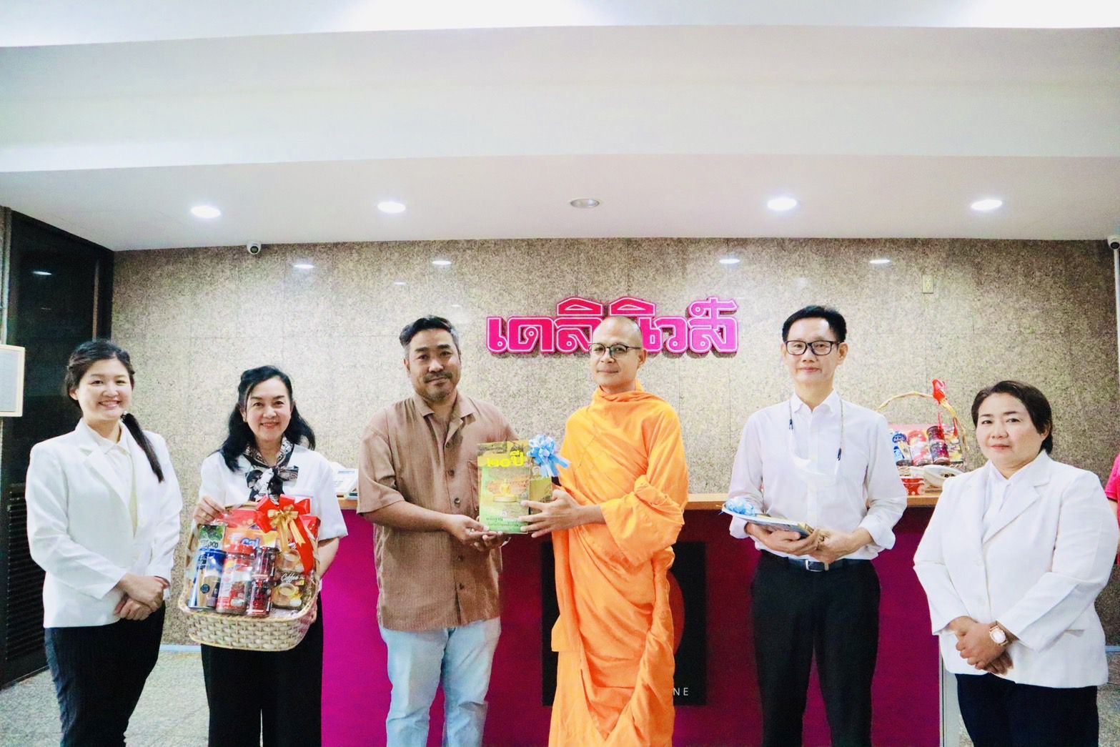 ผู้แทนวัดพระธรรมกาย อำนวยพรปีใหม่แก่สื่อมวลชน