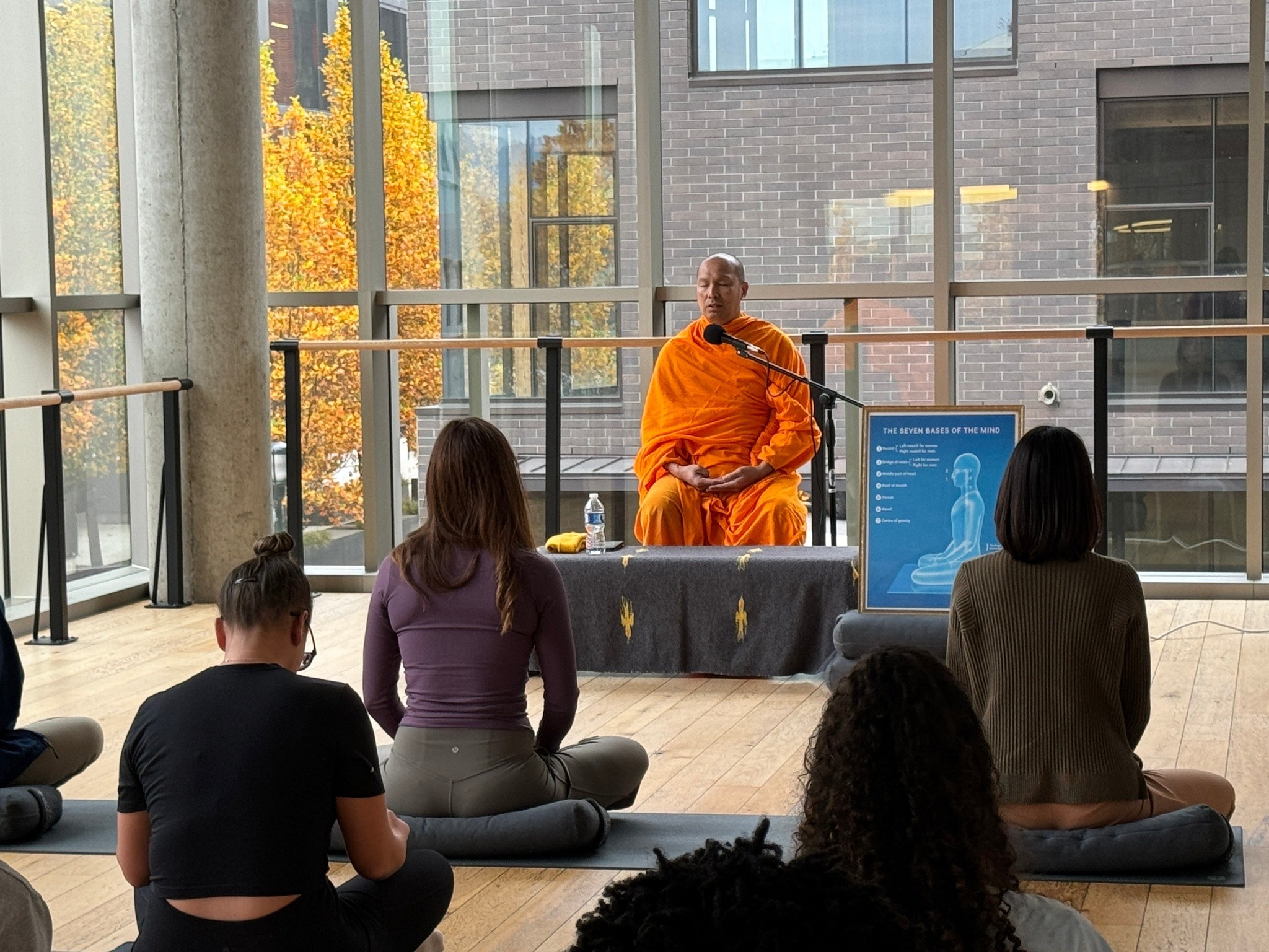 วัดพระธรรมกายออเรกอน จัดคลาสสมาธิสำหรับชาวท้องถิ่น