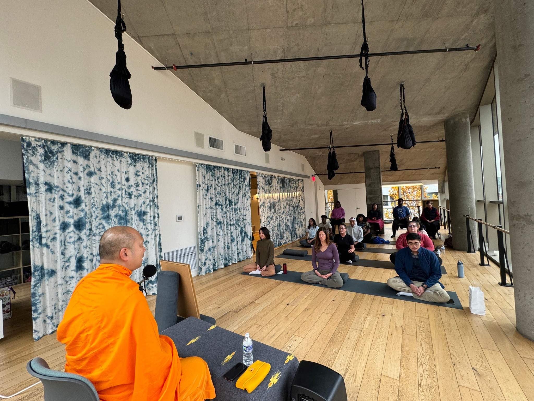 วัดพระธรรมกายออเรกอน จัดคลาสสมาธิสำหรับชาวท้องถิ่น