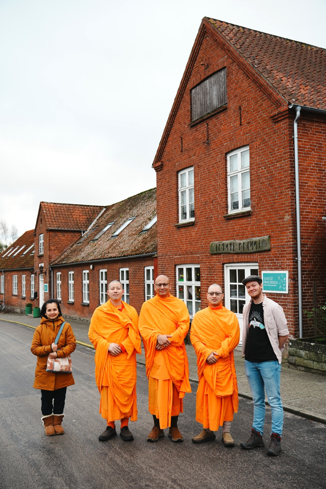 พระอาจารย์วัดพระธรรมกายคอร์ซัวร์ ลุสท์สโกว สอนสมาธิแก่นักเรียนชาวเดนมาร์ก