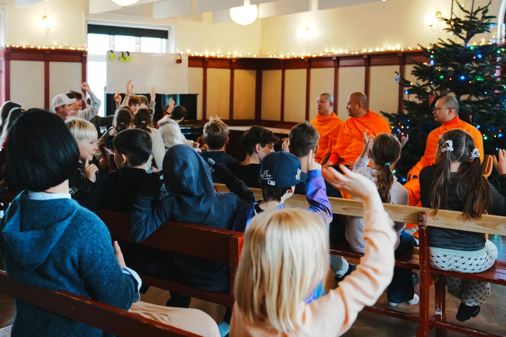 พระอาจารย์วัดพระธรรมกายคอร์ซัวร์ ลุสท์สโกว สอนสมาธิแก่นักเรียนชาวเดนมาร์ก