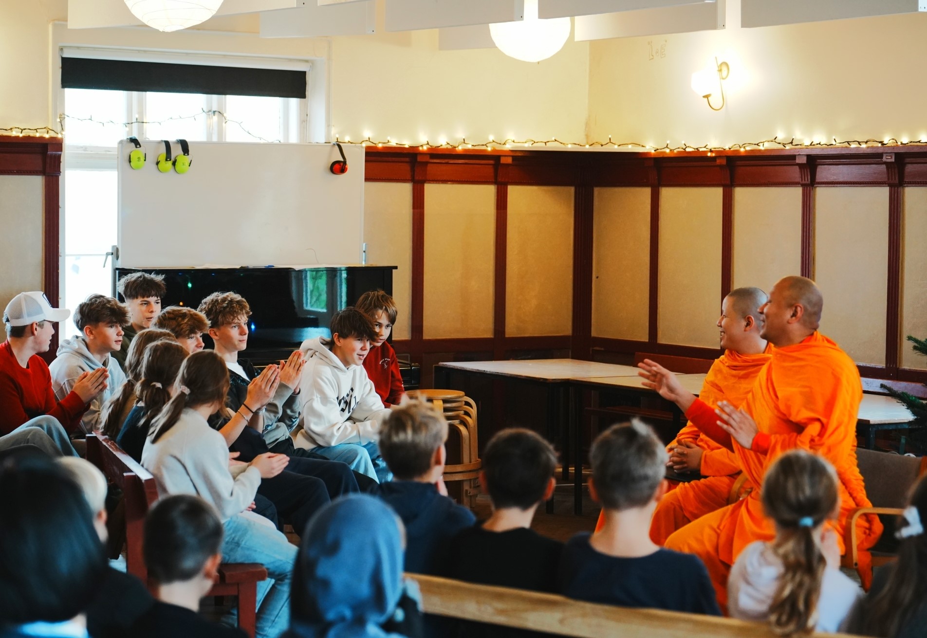 พระอาจารย์วัดพระธรรมกายคอร์ซัวร์ ลุสท์สโกว สอนสมาธิแก่นักเรียนชาวเดนมาร์ก