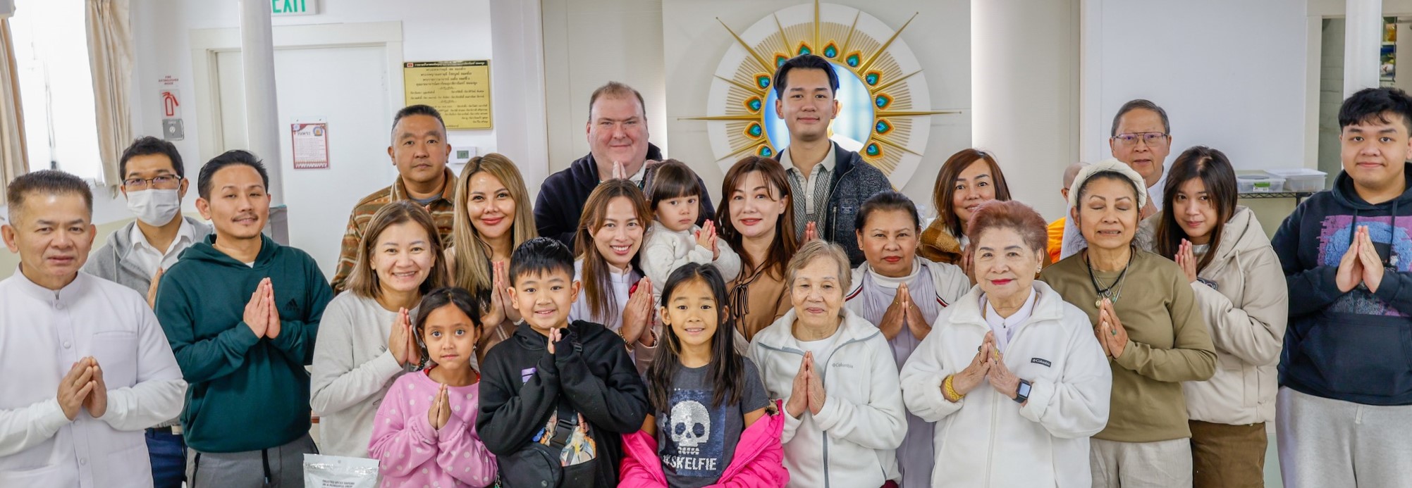 วัดพระธรรมกายบอสตัน จัดพิธีถวายอุปกรณ์เครื่องกันหนาว