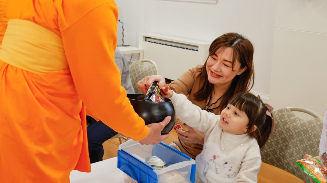วัดพระธรรมกายบอสตัน จัดพิธีถวายอุปกรณ์เครื่องกันหนาว