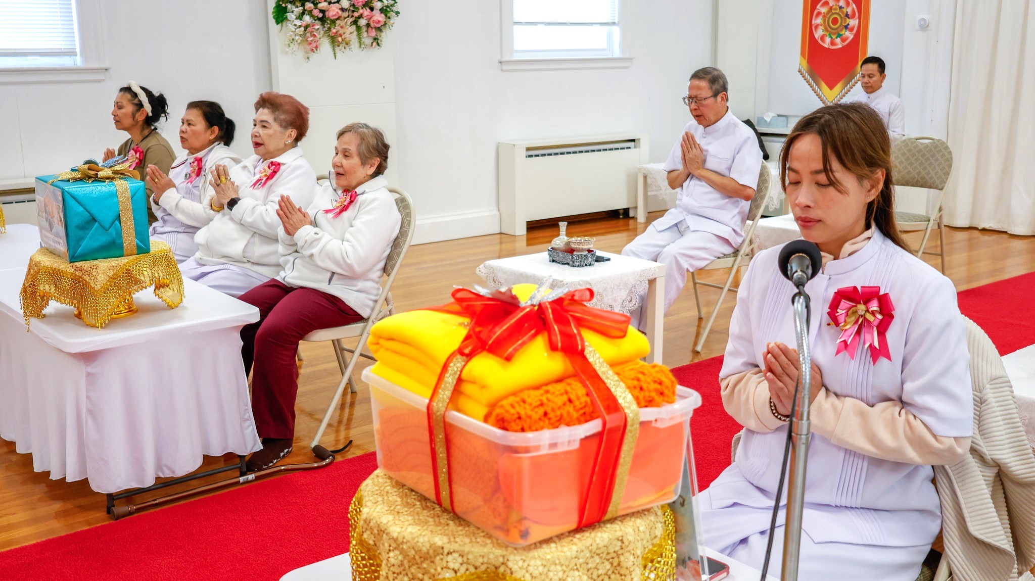 วัดพระธรรมกายบอสตัน จัดพิธีถวายอุปกรณ์เครื่องกันหนาว