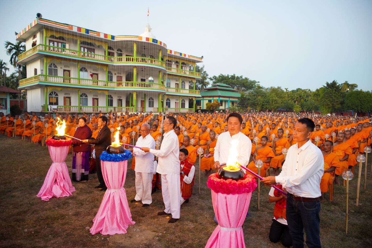 สามเณร 500 รูป ประเทศอินเดีย ร่วมพิธีจุดประทีป ถวายเป็นพุทธบูชา