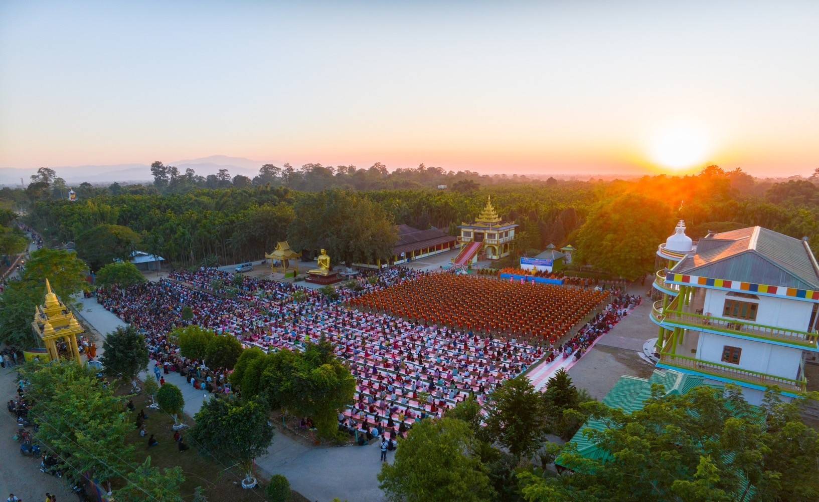 สามเณร 500 รูป ประเทศอินเดีย ร่วมพิธีจุดประทีป ถวายเป็นพุทธบูชา