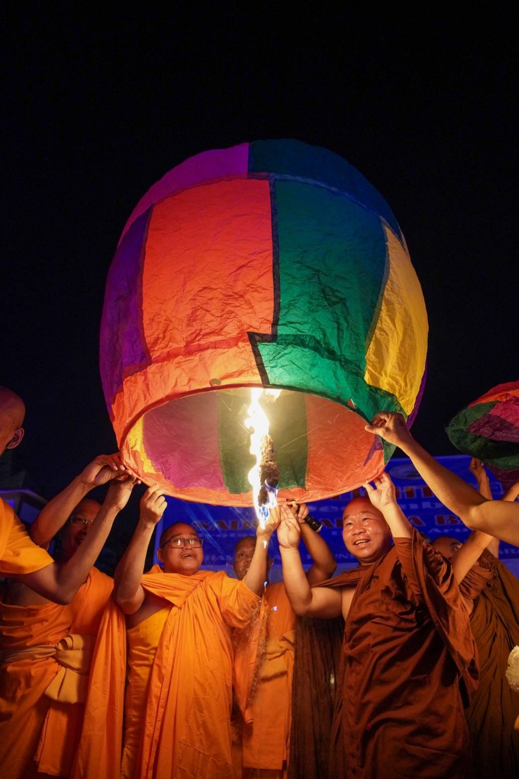 สามเณร 500 รูป ประเทศอินเดีย ร่วมพิธีจุดประทีป ถวายเป็นพุทธบูชา