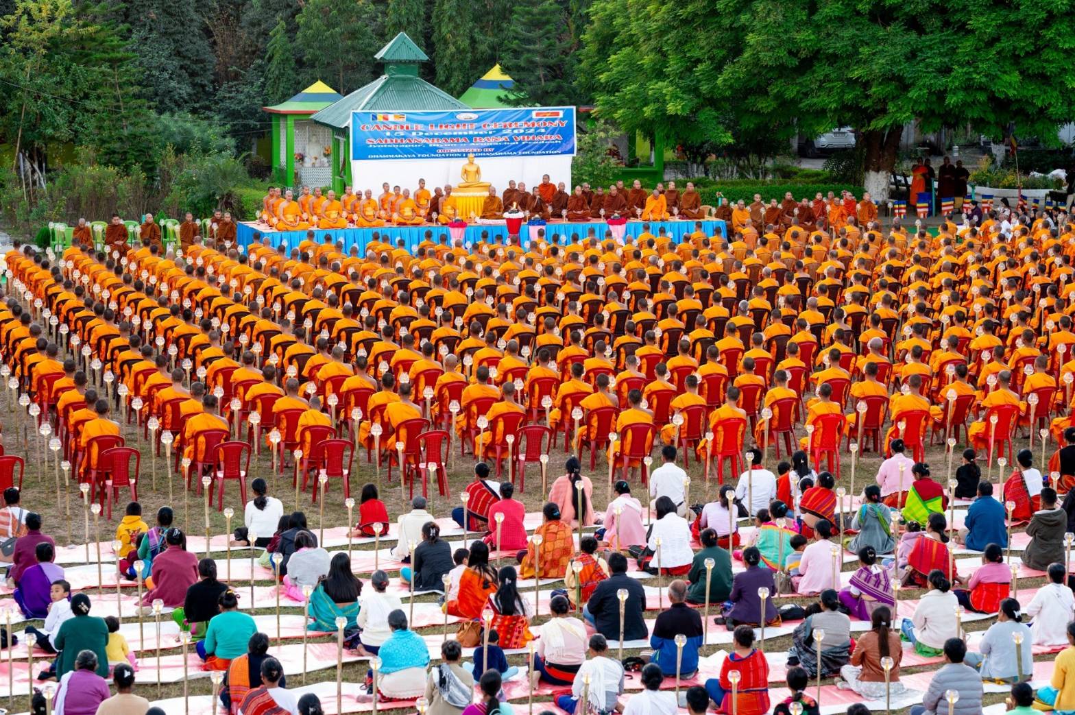 สามเณร 500 รูป ประเทศอินเดีย ร่วมพิธีจุดประทีป ถวายเป็นพุทธบูชา