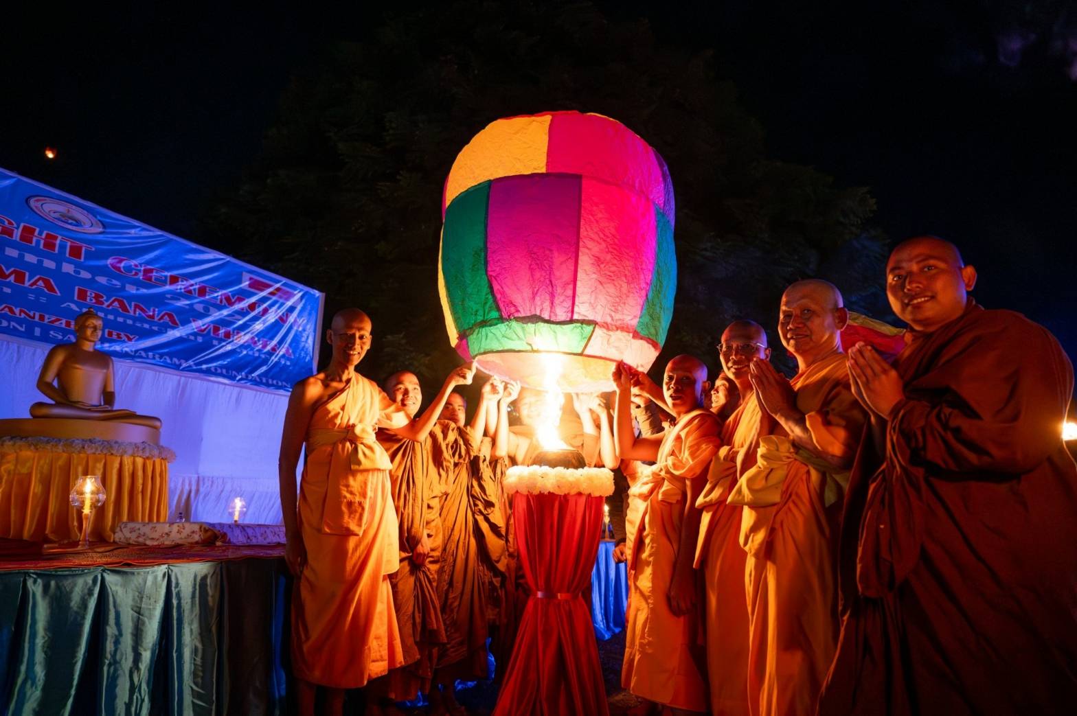 สามเณร 500 รูป ประเทศอินเดีย ร่วมพิธีจุดประทีป ถวายเป็นพุทธบูชา