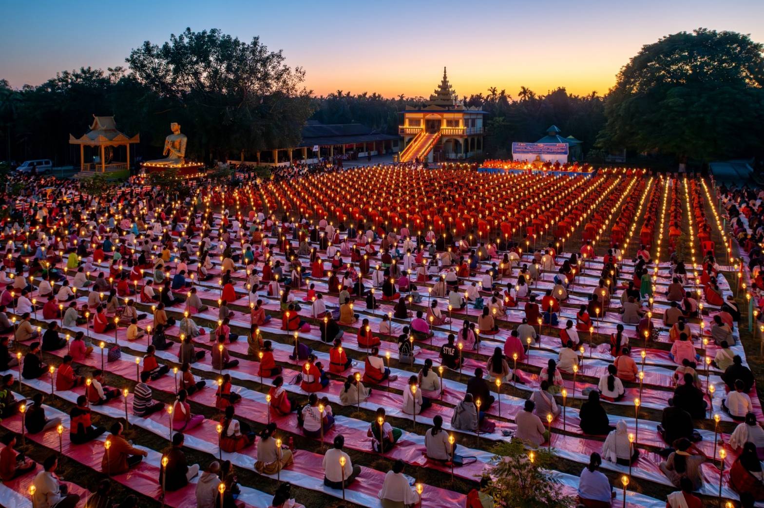 สามเณร 500 รูป ประเทศอินเดีย ร่วมพิธีจุดประทีป ถวายเป็นพุทธบูชา