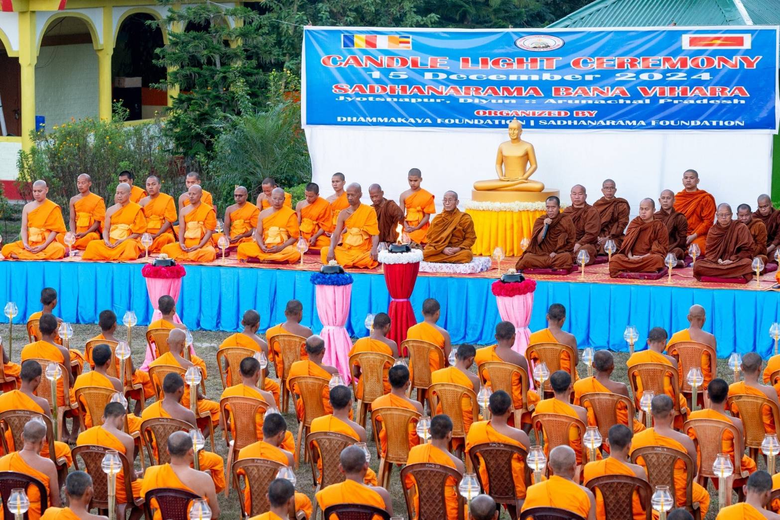 สามเณร 500 รูป ประเทศอินเดีย ร่วมพิธีจุดประทีป ถวายเป็นพุทธบูชา