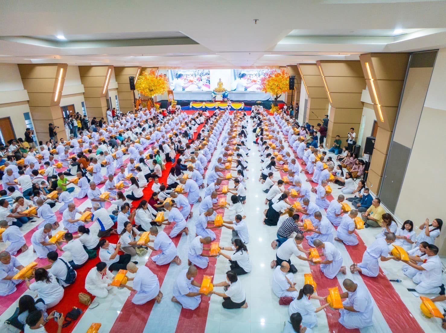 เจ้าอาวาสวัดสระเกศ รับถวายสักการะเนื่องในเทศกาลวันขึ้นปีใหม่ จากเจ้าอาวาสวัดพระธรรมกาย