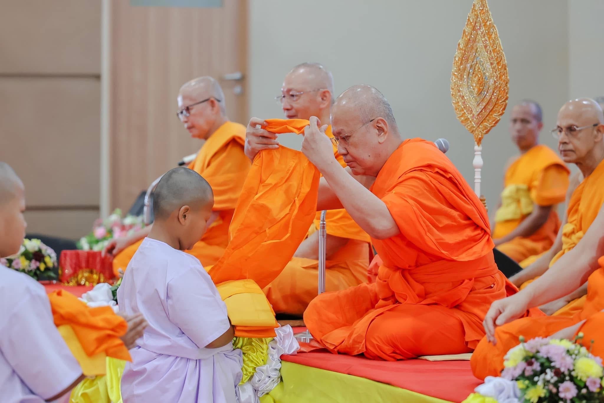 เจ้าอาวาสวัดสระเกศ รับถวายสักการะเนื่องในเทศกาลวันขึ้นปีใหม่ จากเจ้าอาวาสวัดพระธรรมกาย