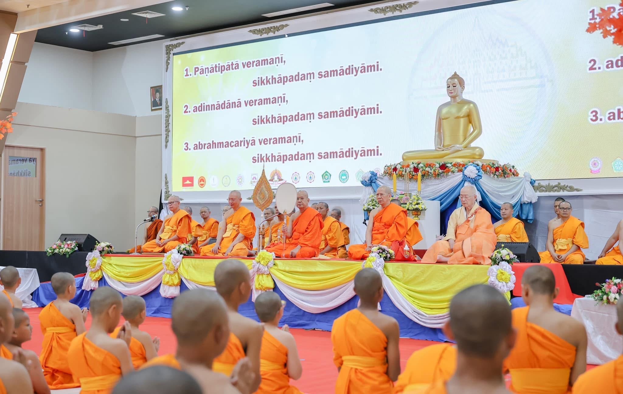 เจ้าอาวาสวัดสระเกศ รับถวายสักการะเนื่องในเทศกาลวันขึ้นปีใหม่ จากเจ้าอาวาสวัดพระธรรมกาย