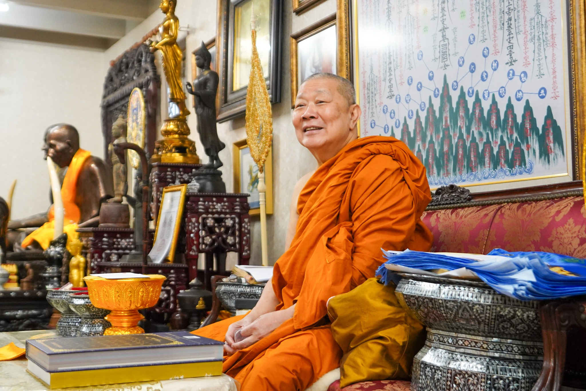 เจ้าคณะใหญ่หนกลางรับฟังรายงาน การจัดพิธีถวายมหาสังฆทาน 1,000 วัด จากเจ้าอาวาสวัดพระธรรมกาย