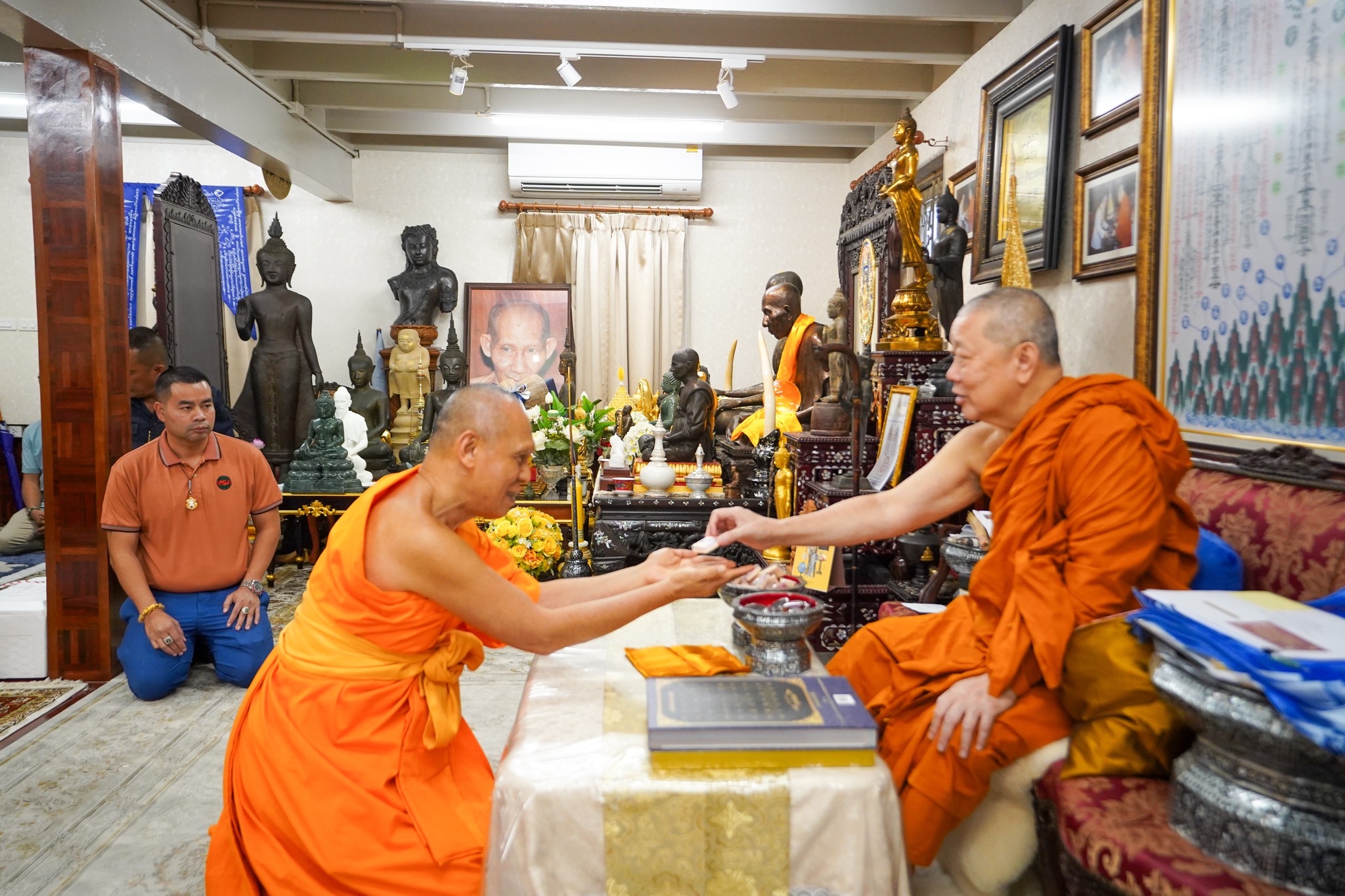 เจ้าคณะใหญ่หนกลางรับฟังรายงาน การจัดพิธีถวายมหาสังฆทาน 1,000 วัด จากเจ้าอาวาสวัดพระธรรมกาย