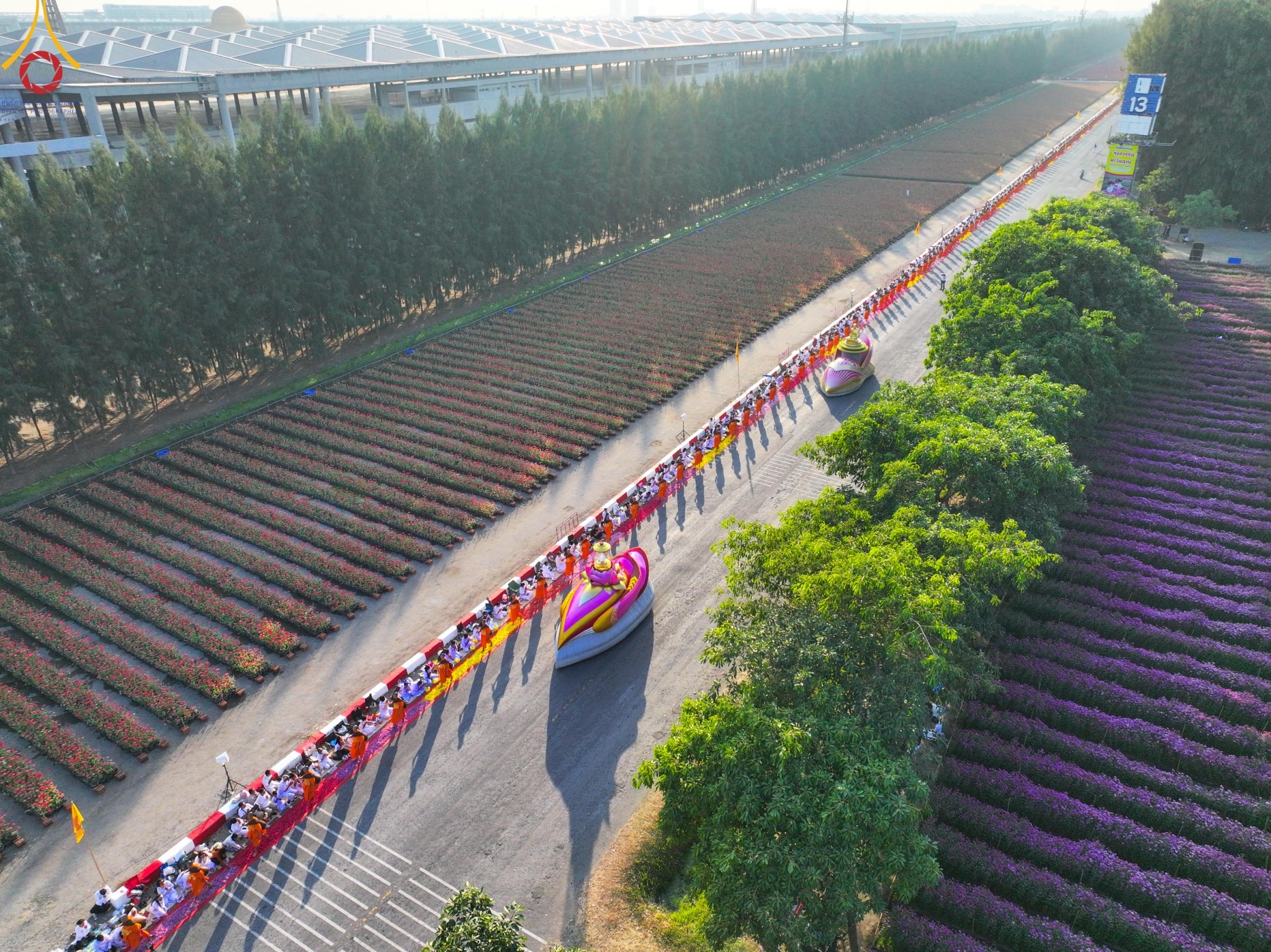 สาธุชนต้อนรับพระธรรมยาตรา ในโครงการธรรมยาตราปีที่ 13 ณ วัดพระธรรมกาย
