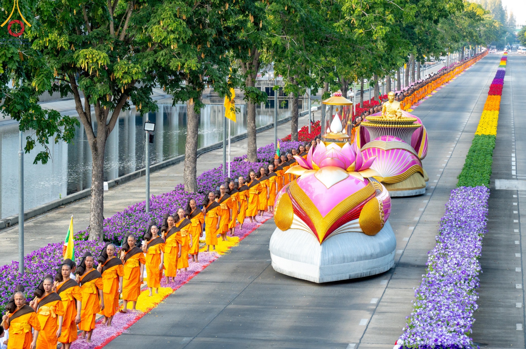 สาธุชนต้อนรับพระธรรมยาตรา ในโครงการธรรมยาตราปีที่ 13 ณ วัดพระธรรมกาย