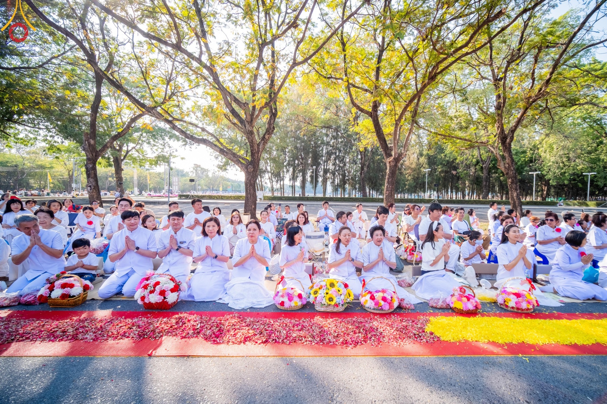 สาธุชนต้อนรับพระธรรมยาตรา ในโครงการธรรมยาตราปีที่ 13 ณ วัดพระธรรมกาย