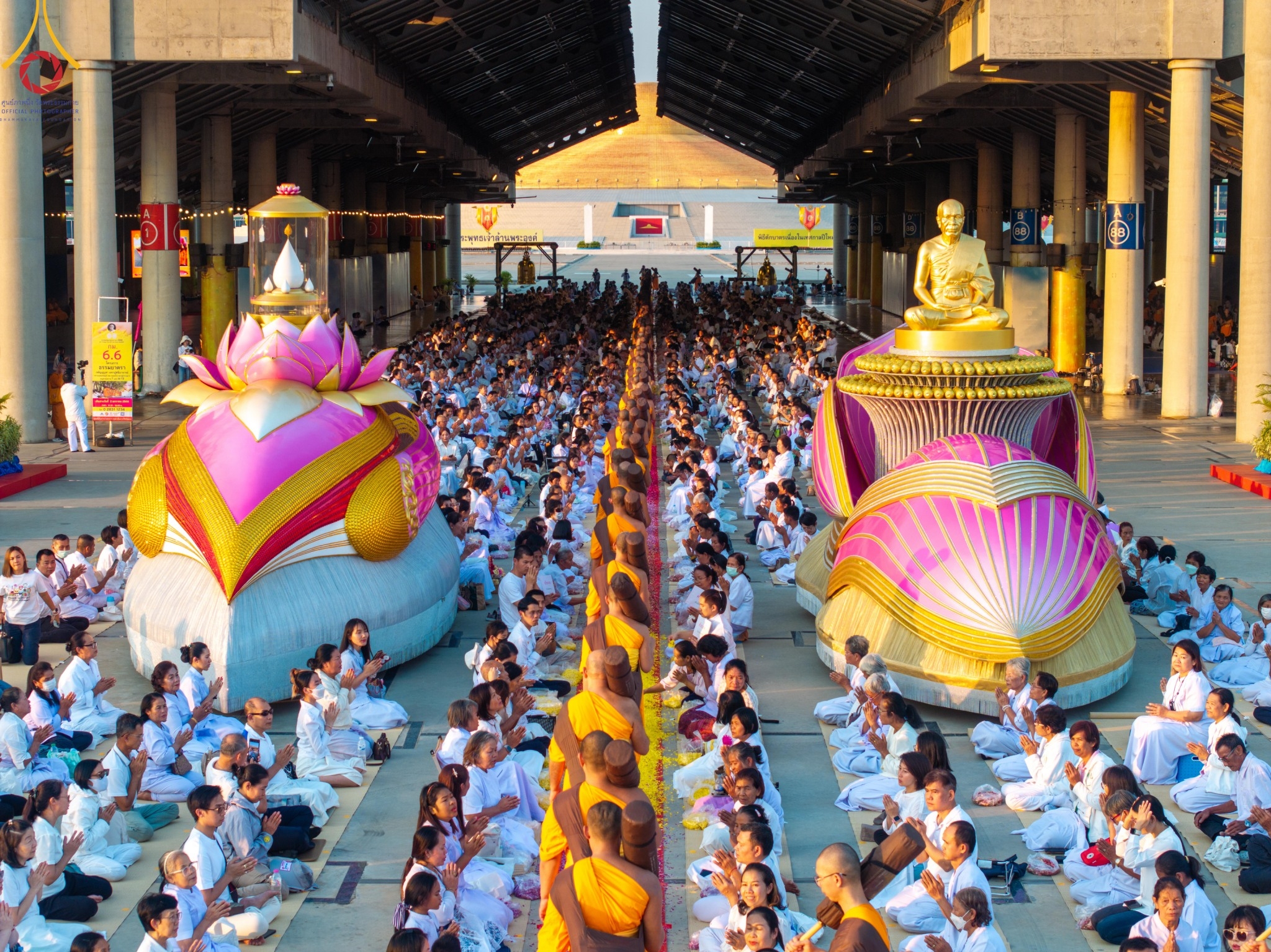 สาธุชนต้อนรับพระธรรมยาตรา ในโครงการธรรมยาตราปีที่ 13 ณ วัดพระธรรมกาย