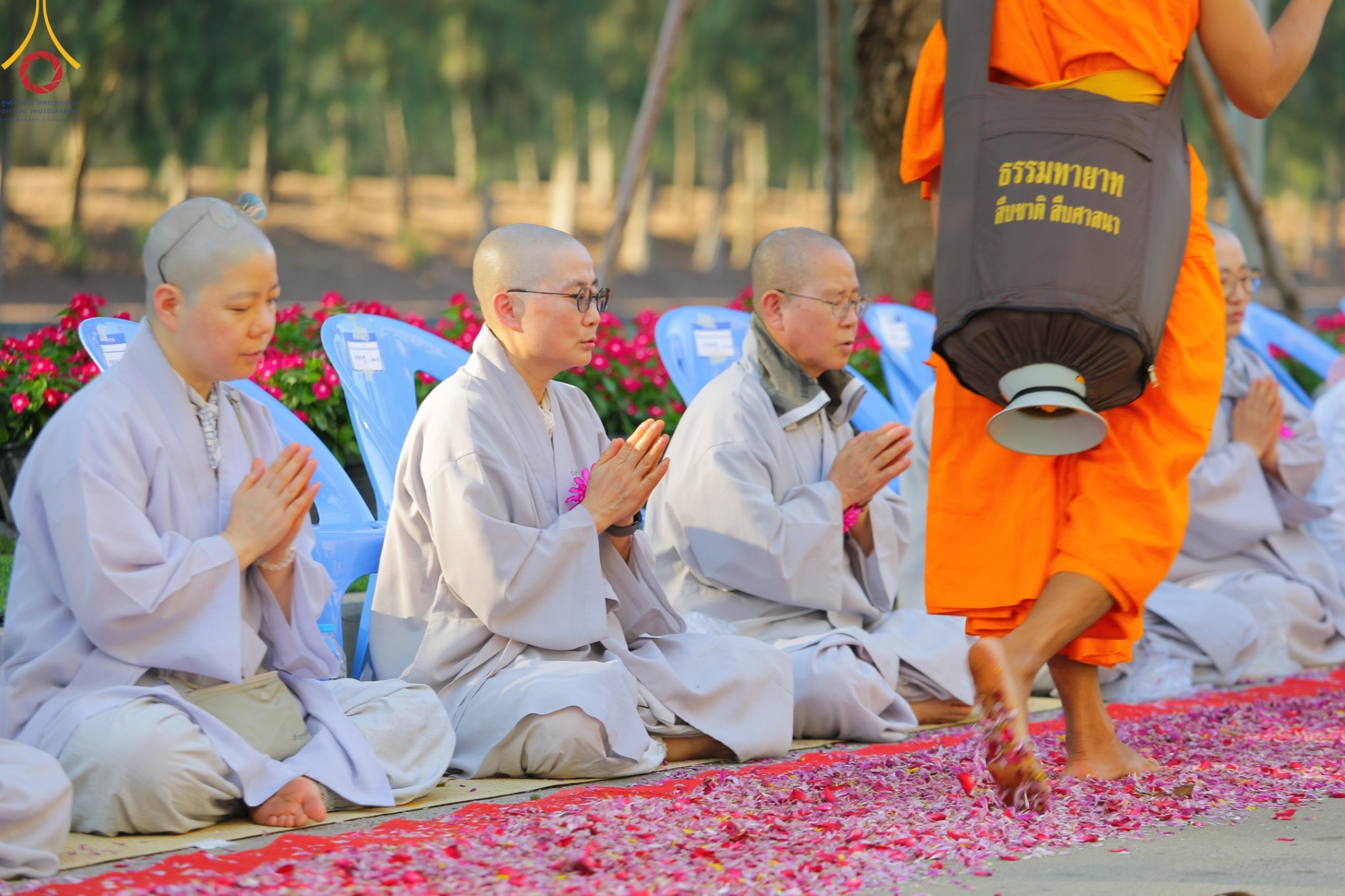 สาธุชนต้อนรับพระธรรมยาตรา ในโครงการธรรมยาตราปีที่ 13 ณ วัดพระธรรมกาย